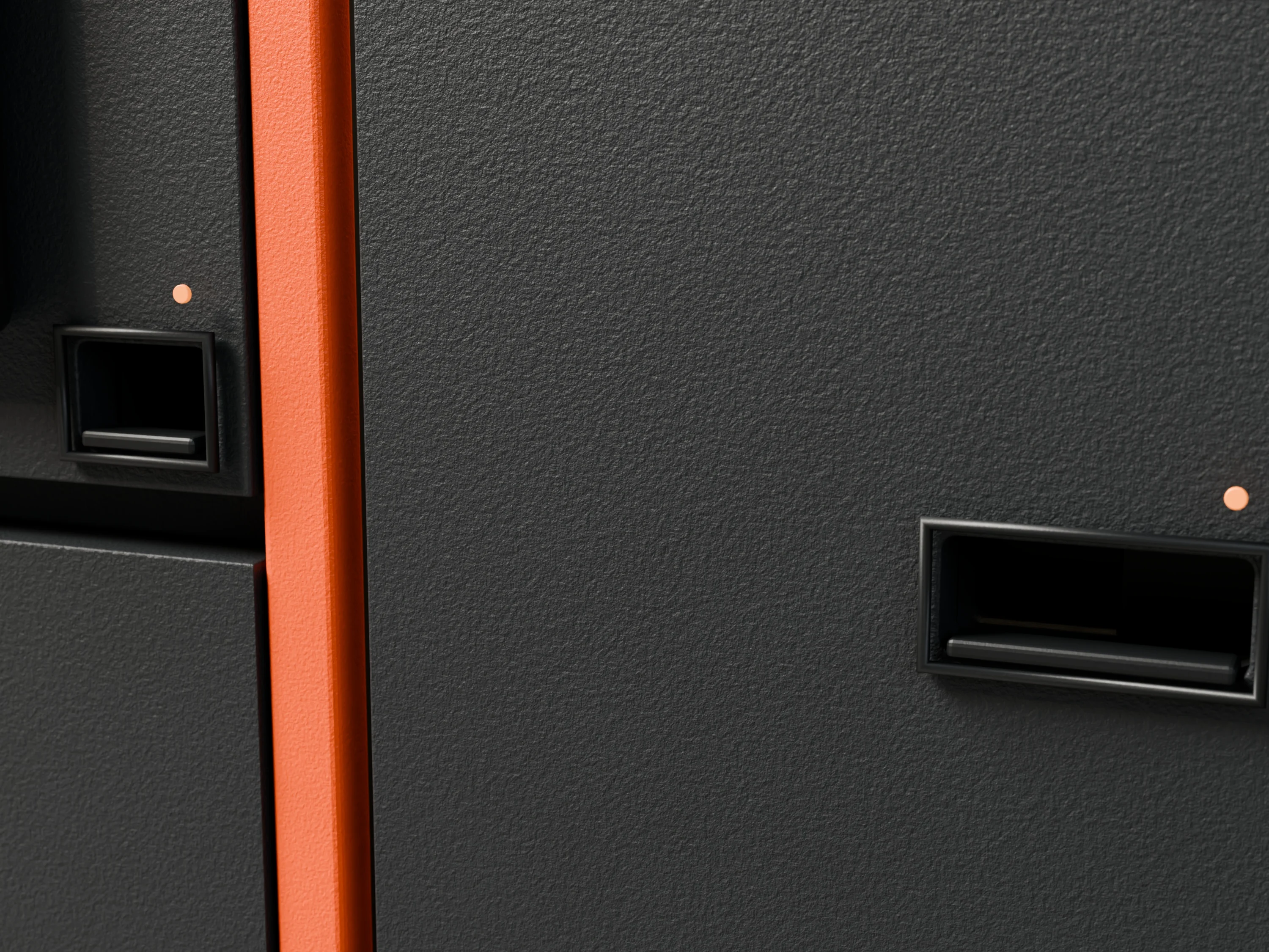 Détail de la finition anthracite texturée, de la bande orange et des poignées.